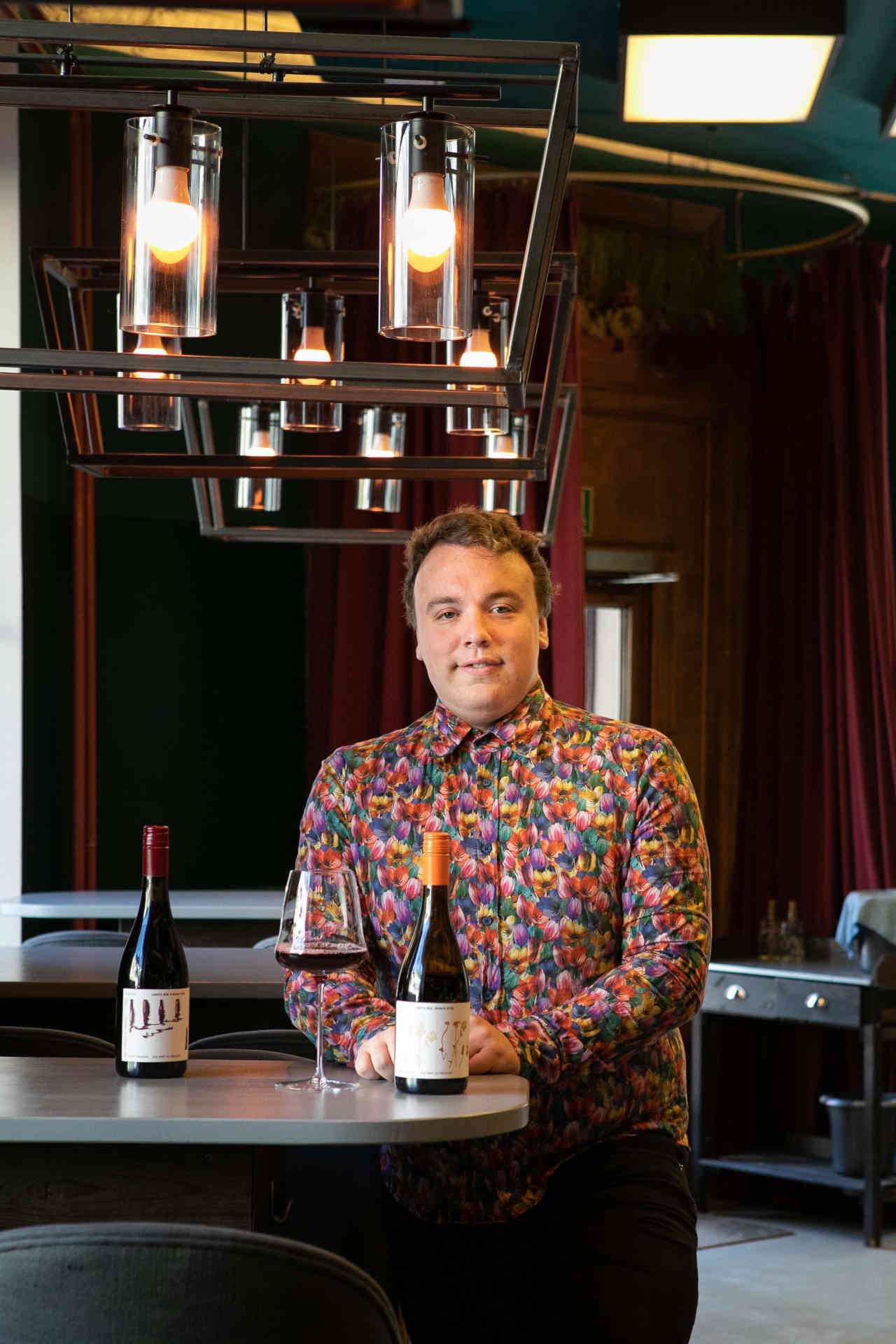 Nach sieben Jahren hinter der Bar treibt Elias Heintz nun das Business Development von Restaurant, Kochschule und Catering voran. © Sarah Schlopsnies