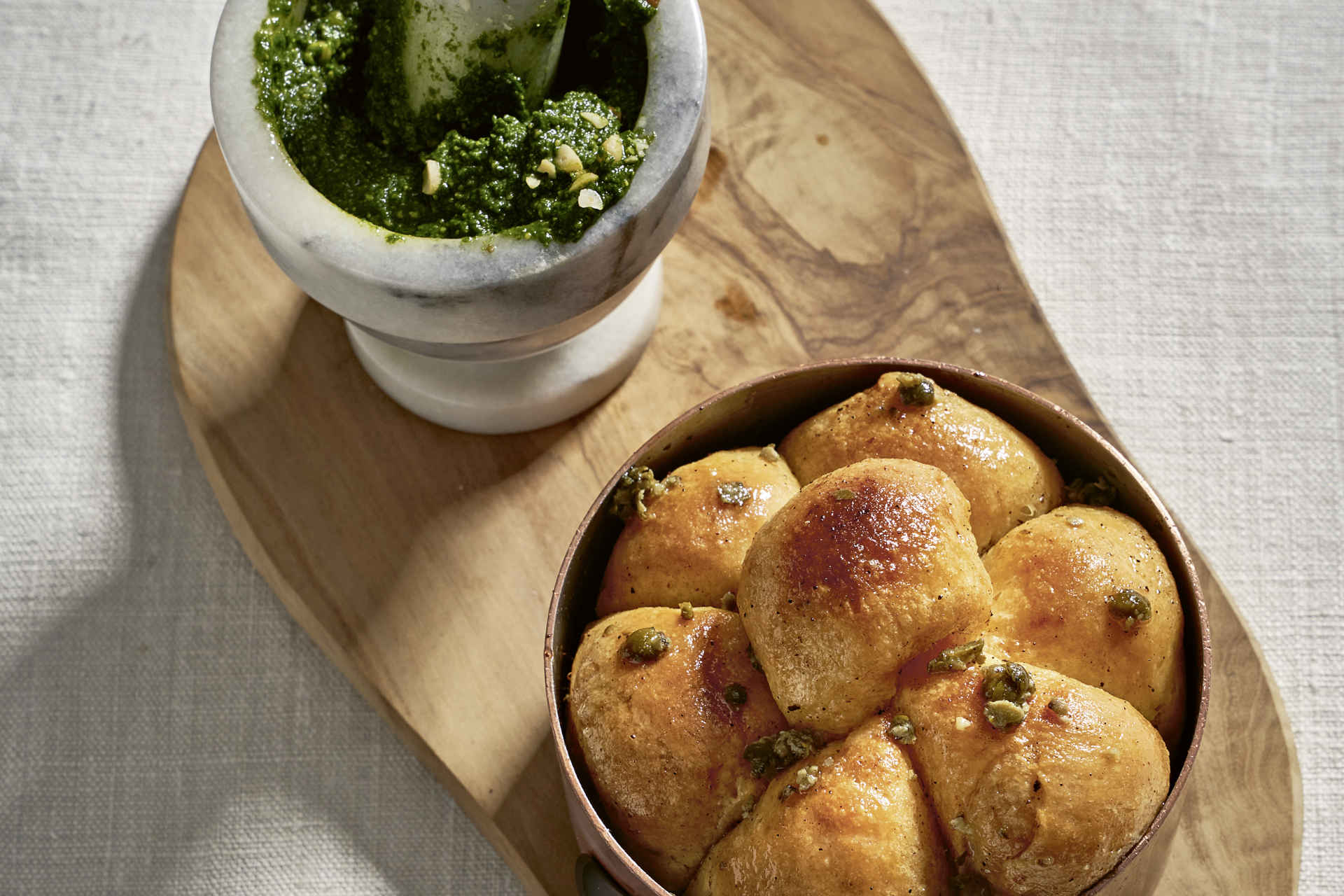 Tomatenbuchteln, Bergampfer-Pesto & Ziegenkäse © Ingolf Hatz