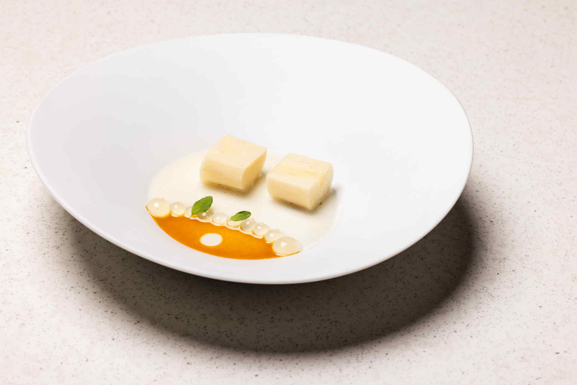 Schwammerlgulasch: Gedämpfter Saitling, Gulaschauszug & Zwiebel-Schmalzemulsion © Florence Stoiber