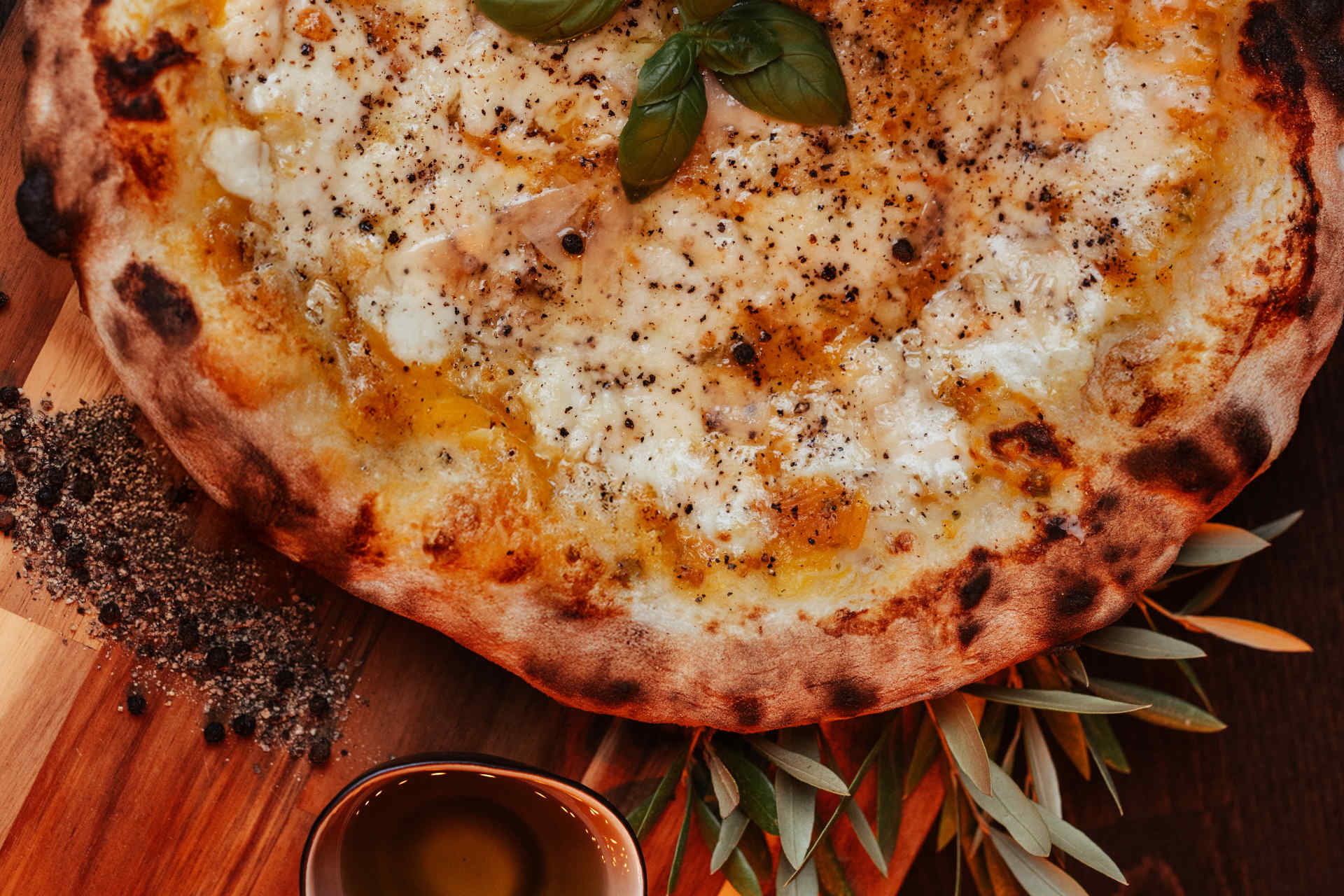 „Provola e Pepe“ mit rauchigem Schnittkäse und frisch gemahlenem schwarzen Pfeffer © Daniel Schalhas