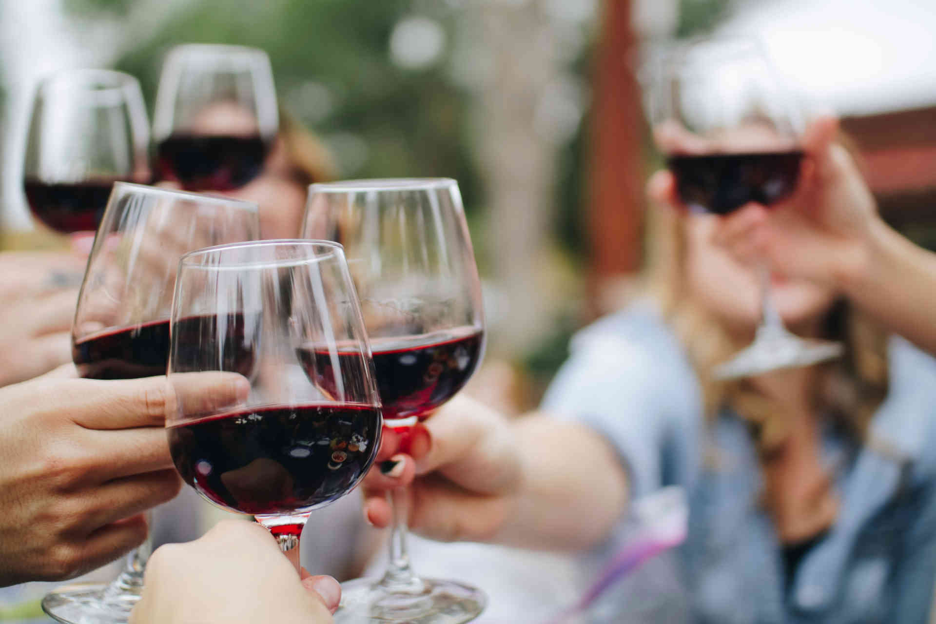 Anstoßen mit Wein © Kelsey Knight / Unsplash