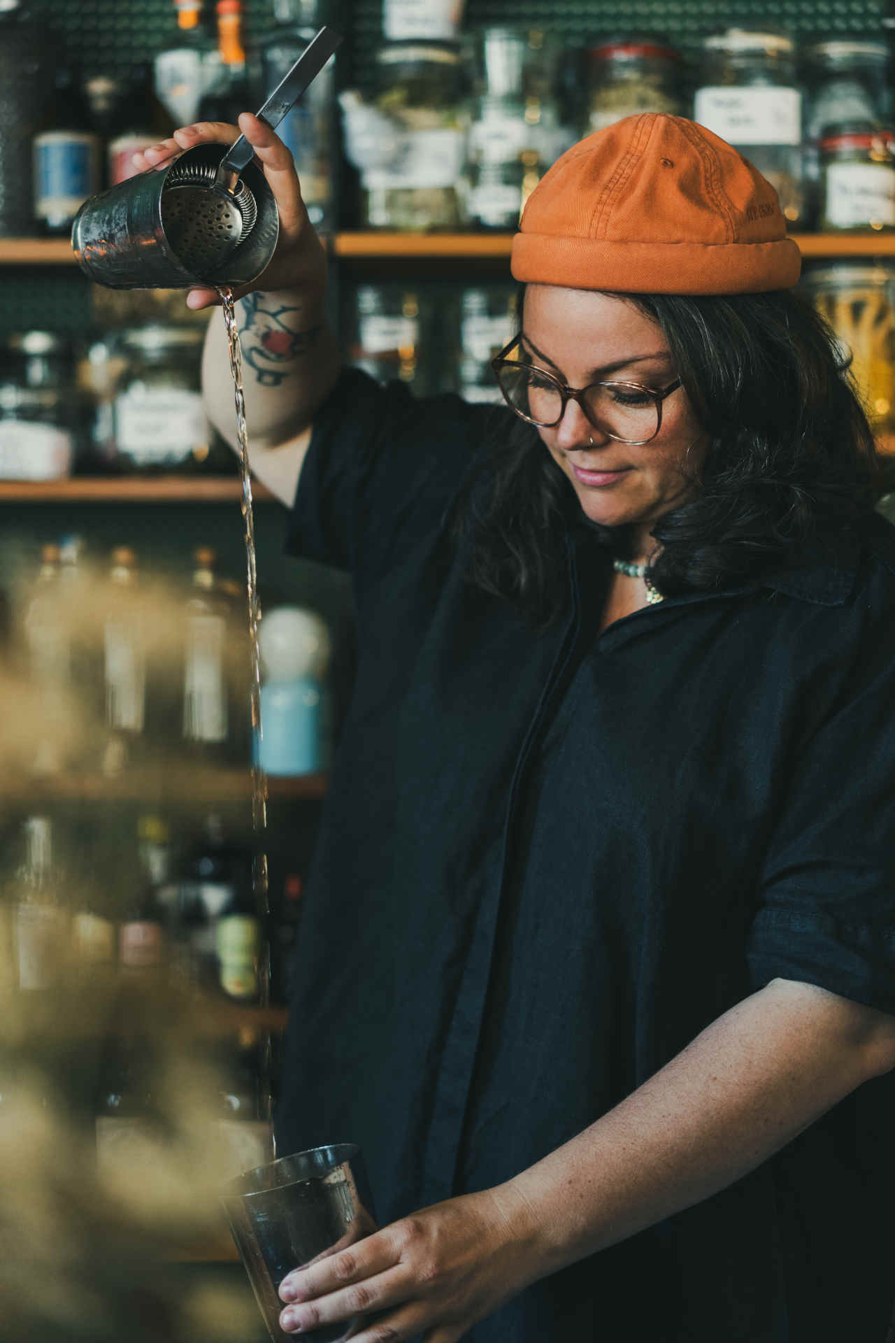 Marie Rausch: Inhaberin der Rotkehlchen Ug, Barfrau des Jahres (Falstaff), Mixologin des Jahres (Rolling Pin), zertifizierte Kräuterpädagogin. Bekannt für ihre „gekochten“ Drinks, die wie kulinarische Kreationen aufgebaut sind. Foto beigestellt