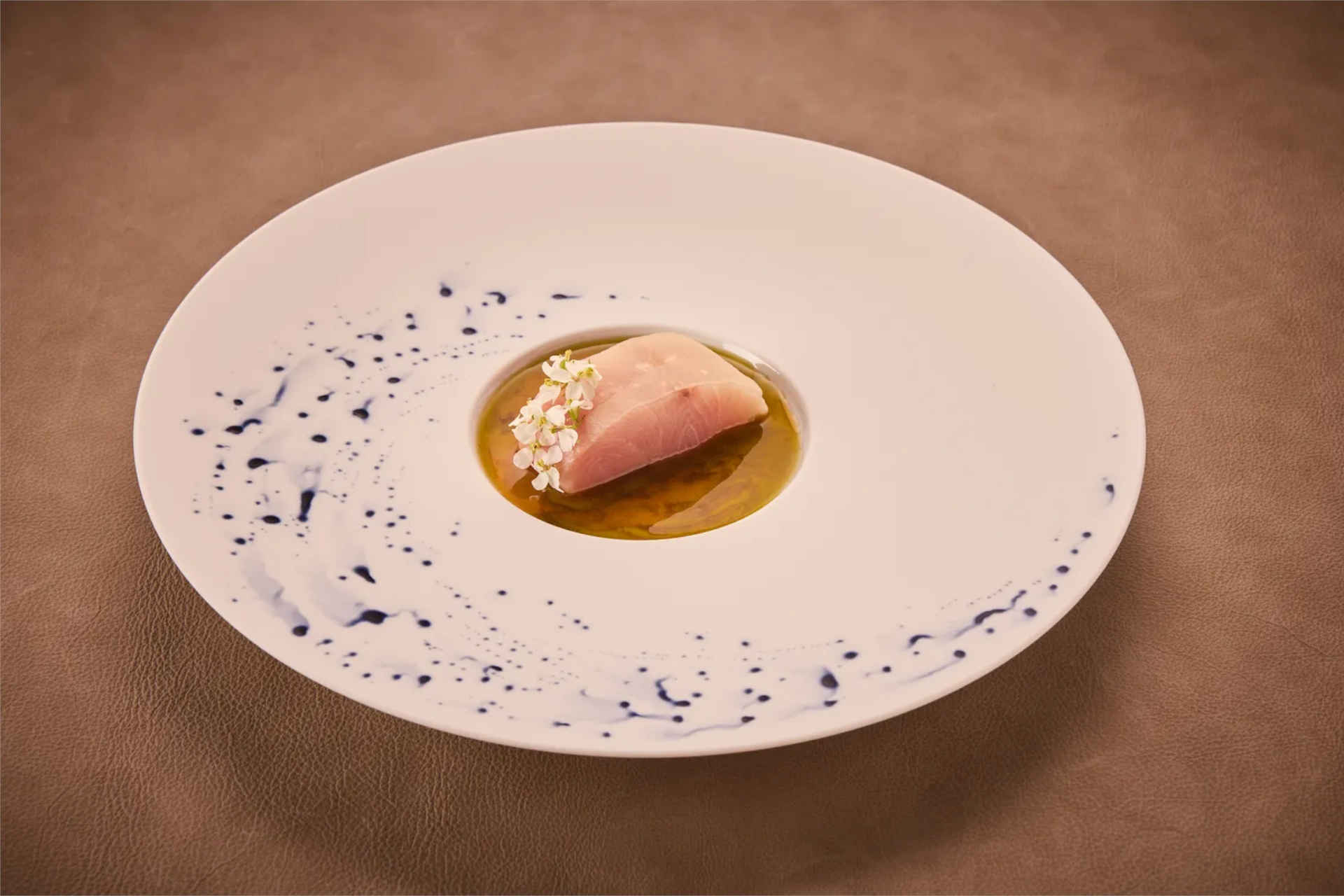 Hamachi, Yuzu, Birne und Wasabiblüte © Helge Kirchberger Photography