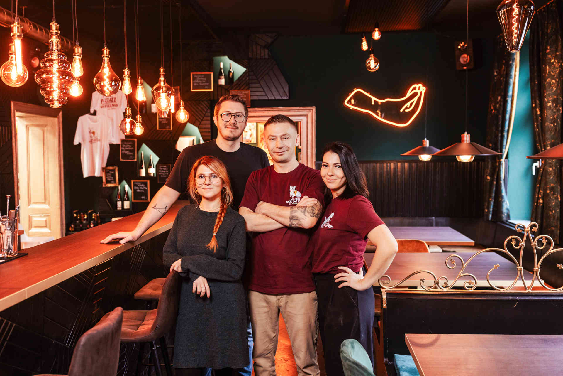 Bianca Palmetzhofer, Daniel Schalhas, Elvis und Mirnesa Parić (v. l.) eröffneten mit Elvis Pizzazz einen neuen Pizza-Hotspot in Amstetten. © Daniel Schalhas